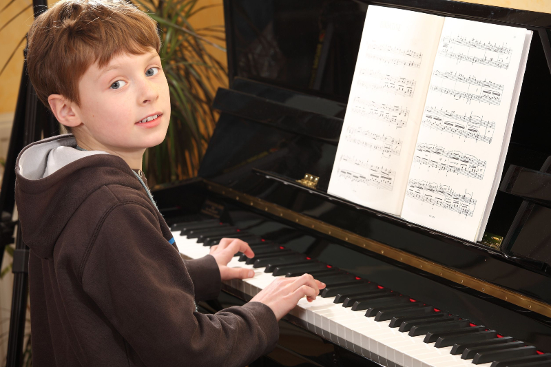 Unlock musical confidence with piano lessons Lincroft tailored for every skill level